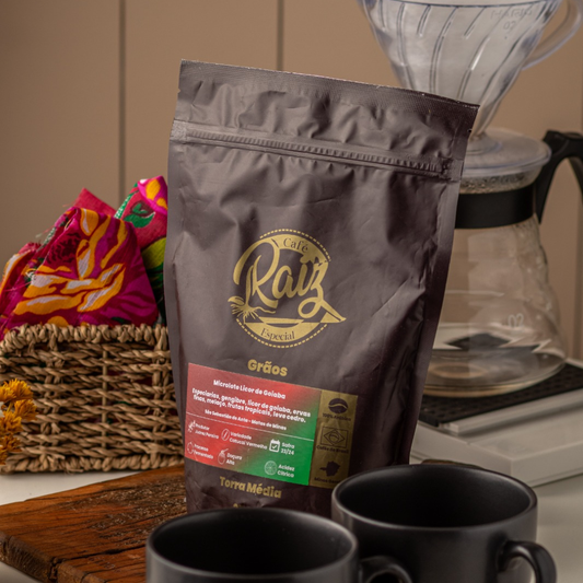 Microlote Licor de Goiaba: Especiarias, gengibre, licor de goiaba, ervas finas, melaço, frutas tropicais, leve cedro